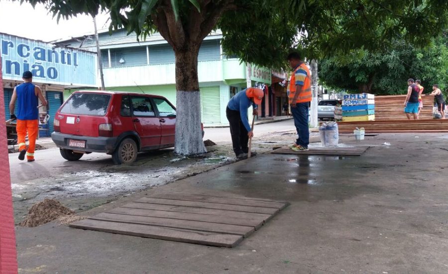 Prefeitura realiza serviços de limpeza, capina, retirada de entulhos e pintura de meio fio no centro comercial.